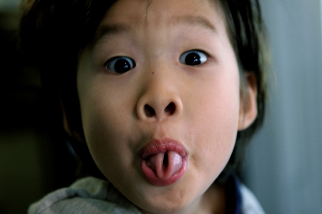 Rolled tongue flikr” de Gideon Tsang from Austin, USA - rolled tongue. Sub licență CC BY-SA 2.0 via Wikimedia Commons.