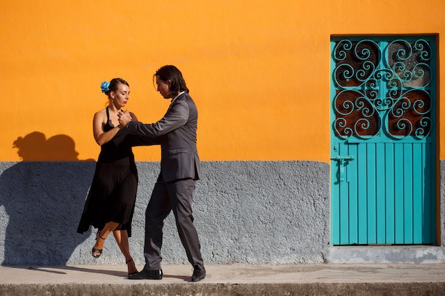 Picture of a couple dancing tango
